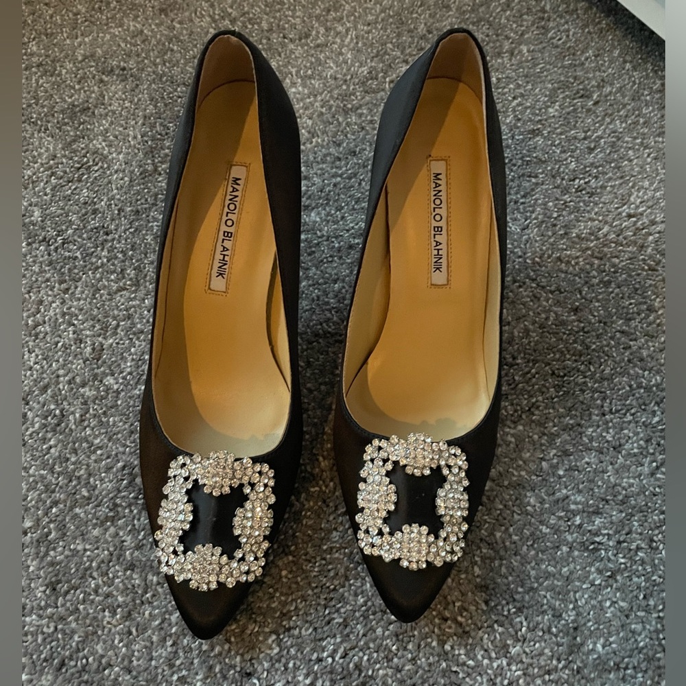 Manolo Blahnik- Hangisi crystal buckle pump
